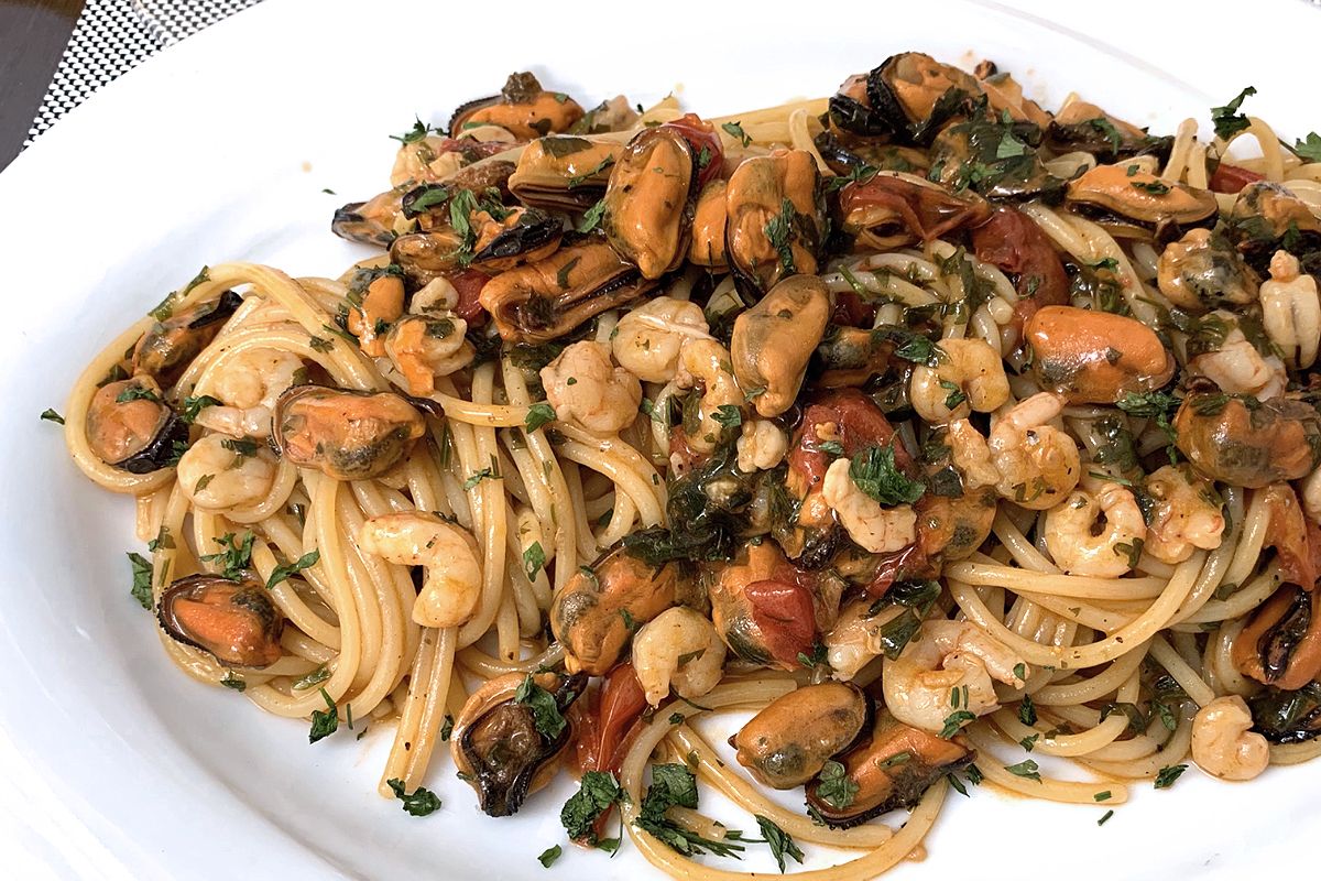 Spaghetti tastes of the sea (Mussels, Clams and Shrimps)